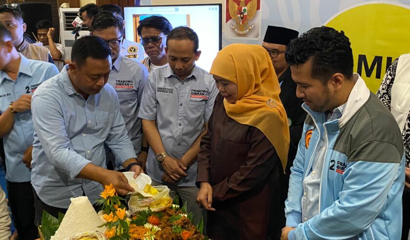 Boedi Prijo Soeprajitno Ketua TKD Prabowo-Gibran Jatim memotong tumpeng dan diberikan ke Khofifah Dewan Pengarah TKN Prabowo-Gibran, Rabu (14/2/2024). Foto: Wildan suarasurabaya.net