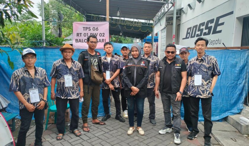 Novli Bernado Thyssen Ketua Bawaslu Kota Surabaya bersama Panwascam Tandes saat mengecek salah satu TPS yang mendapat kiriman logistik salah, Rabu (14/2/2024). Foto: Dimas Anggara Ketua Panwascam Tandes Surabaya. Foto: Istimewa