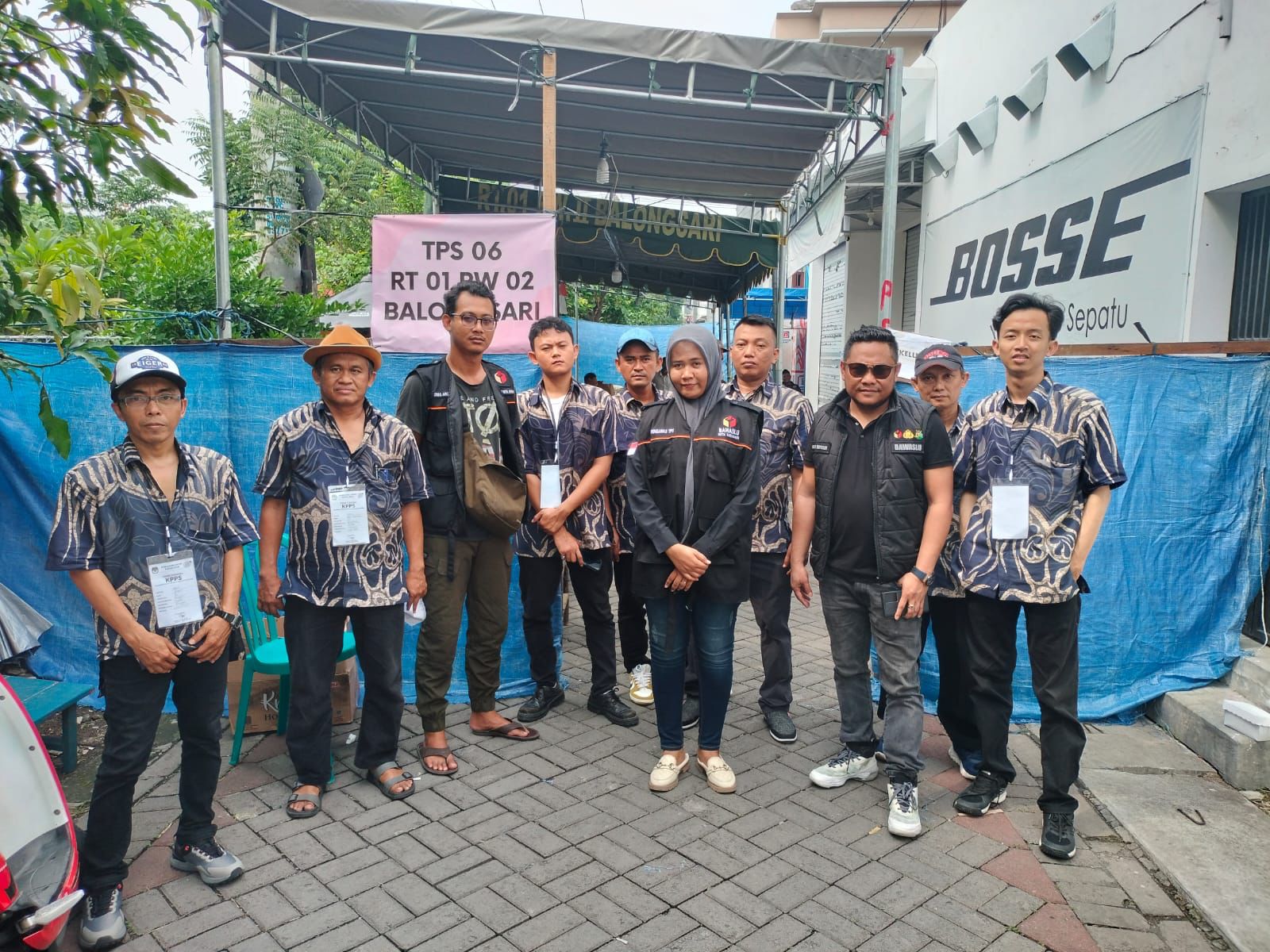 Novli Bernado Thyssen Ketua Bawaslu Kota Surabaya bersama Panwascam Tandes saat mengecek salah satu TPS yang mendapat kiriman logistik salah, Rabu (14/2/2024). Foto: Dimas Anggara Ketua Panwascam Tandes Surabaya. Foto: Istimewa