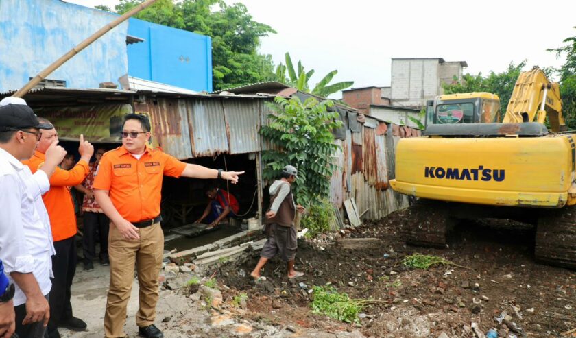 Adhy Karyono Plh Gubernur Jatim saat meninjau kesiapan alat berat di bantaran sungai untuk membersihkan eceng gondong di Sungai Buntung, Kamis (15/2/2024). Foto: Humas Pemprov Jatim.