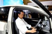 Jokowi Presiden Menaiki Mobil Listrik di pameran otomotif Indonesia International Motor Show (IIMS) tahun 2024 Jakarta, Kamis (15/2/2024) Foto : Biro Pers Sekretarian Presiden