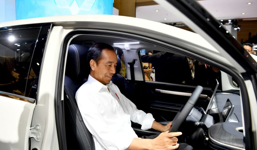 Jokowi Presiden Menaiki Mobil Listrik di pameran otomotif Indonesia International Motor Show (IIMS) tahun 2024 Jakarta, Kamis (15/2/2024) Foto : Biro Pers Sekretarian Presiden