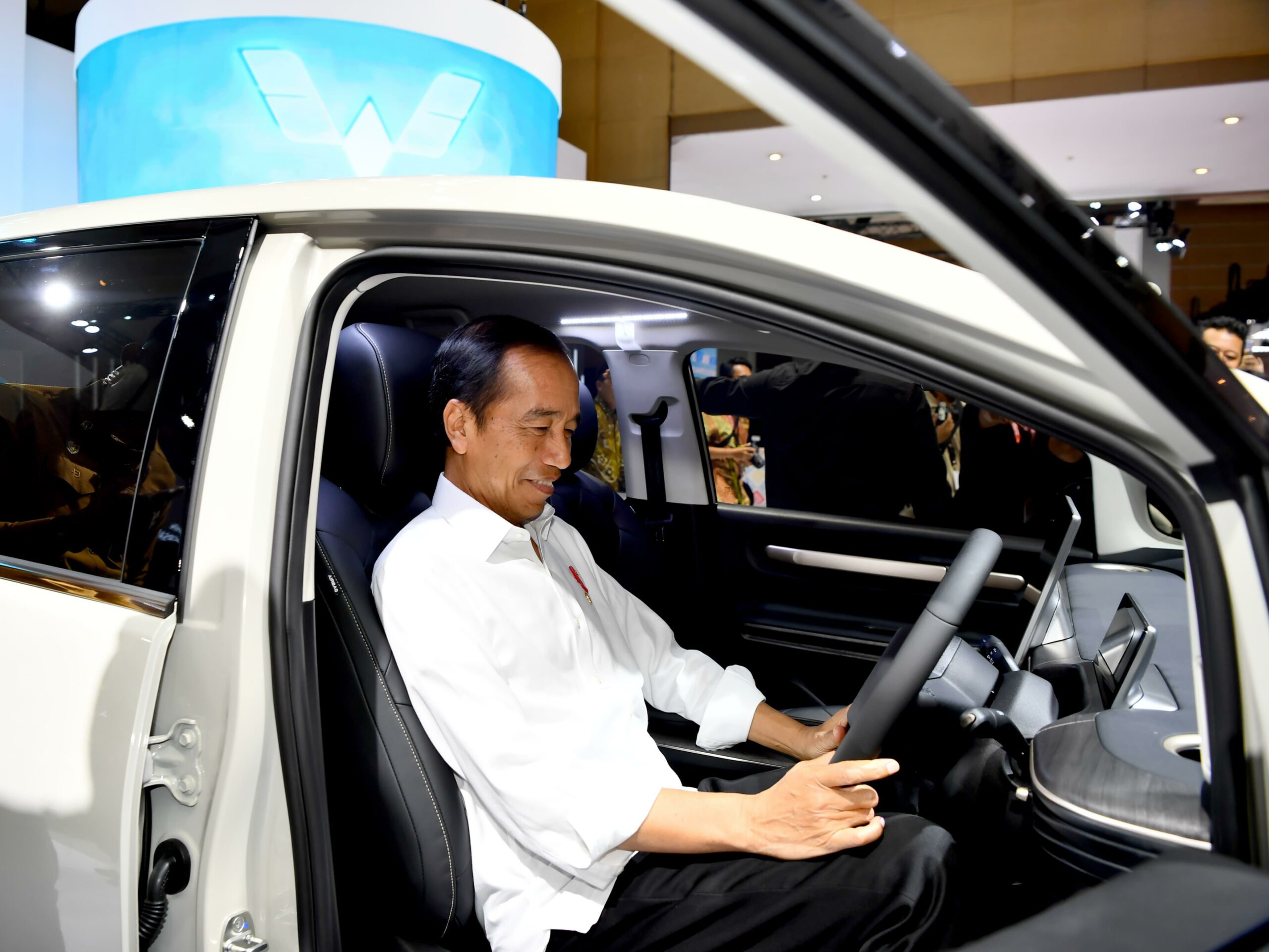 Jokowi Presiden Menaiki Mobil Listrik di pameran otomotif Indonesia International Motor Show (IIMS) tahun 2024 Jakarta, Kamis (15/2/2024) Foto : Biro Pers Sekretarian Presiden