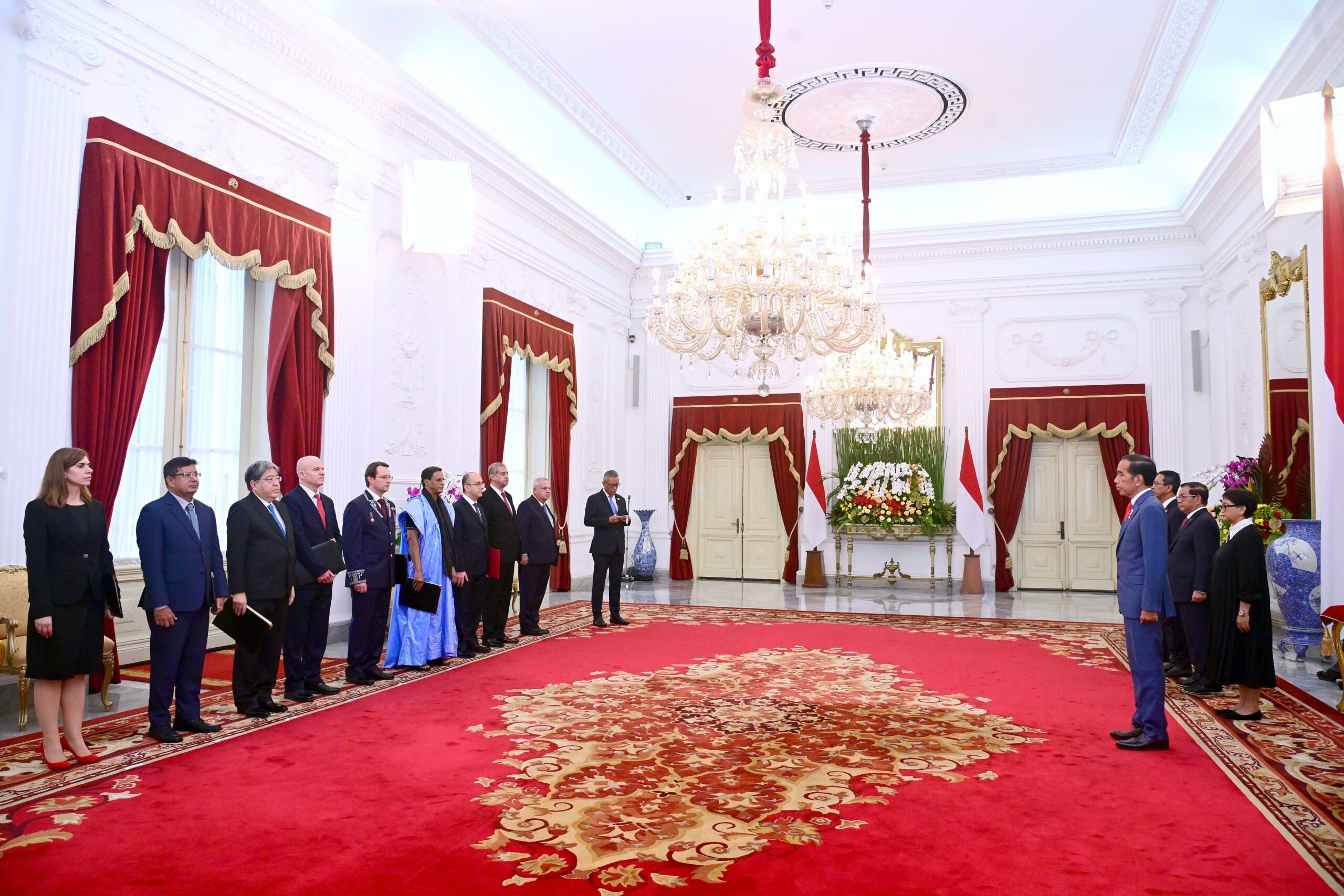 Joko Widodo Presiden menerima surat kepercayaan dari sembilan duta besar negara-negara sahabat yang digelar di Istana Merdeka, Jakarta, pada Kamis (15/2/2024). Foto: Biro Press Sekpres