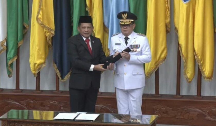 Tito Karnavian Mendagri dan Adhy Karyono Pj Gubernur Jawa Timur seusai pengucapan sumpah di kantor Kemendagri, Jumat (16/2/2024). Foto : tangkapan layar