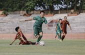 Wildan Ramdhani striker Persebaya saat tampil dalam pertandingan uji coba melawan Raka FC di Stadion Gelora 10 November Surabaya, Jumat (16/2/2024). Foto: Persebaya