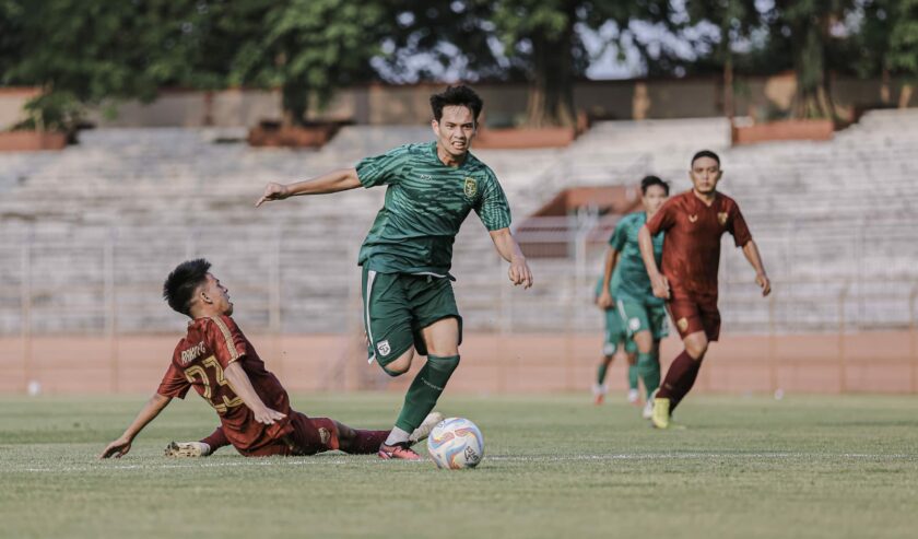 Wildan Ramdhani striker Persebaya saat tampil dalam pertandingan uji coba melawan Raka FC di Stadion Gelora 10 November Surabaya, Jumat (16/2/2024). Foto: Persebaya