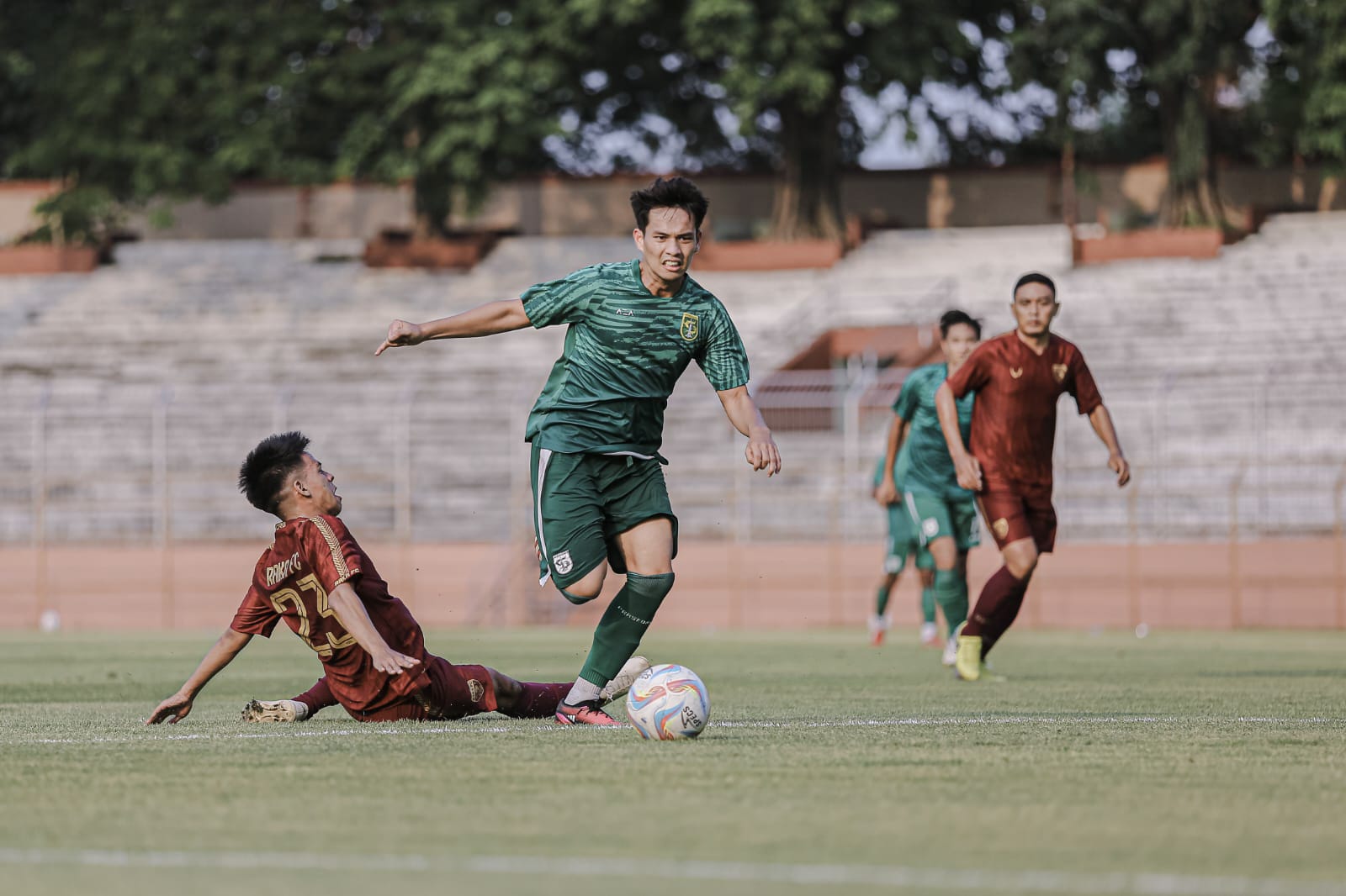 Wildan Ramdhani striker Persebaya saat tampil dalam pertandingan uji coba melawan Raka FC di Stadion Gelora 10 November Surabaya, Jumat (16/2/2024). Foto: Persebaya