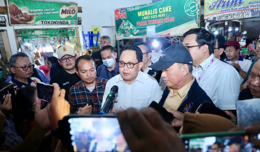 Adhy Karyono Pj Gubernur Jatim saat meninjau di Pasar Tambahrejo Surabaya, Sabtu (17/2/2024). Foto: Humas Pemprov Jatim