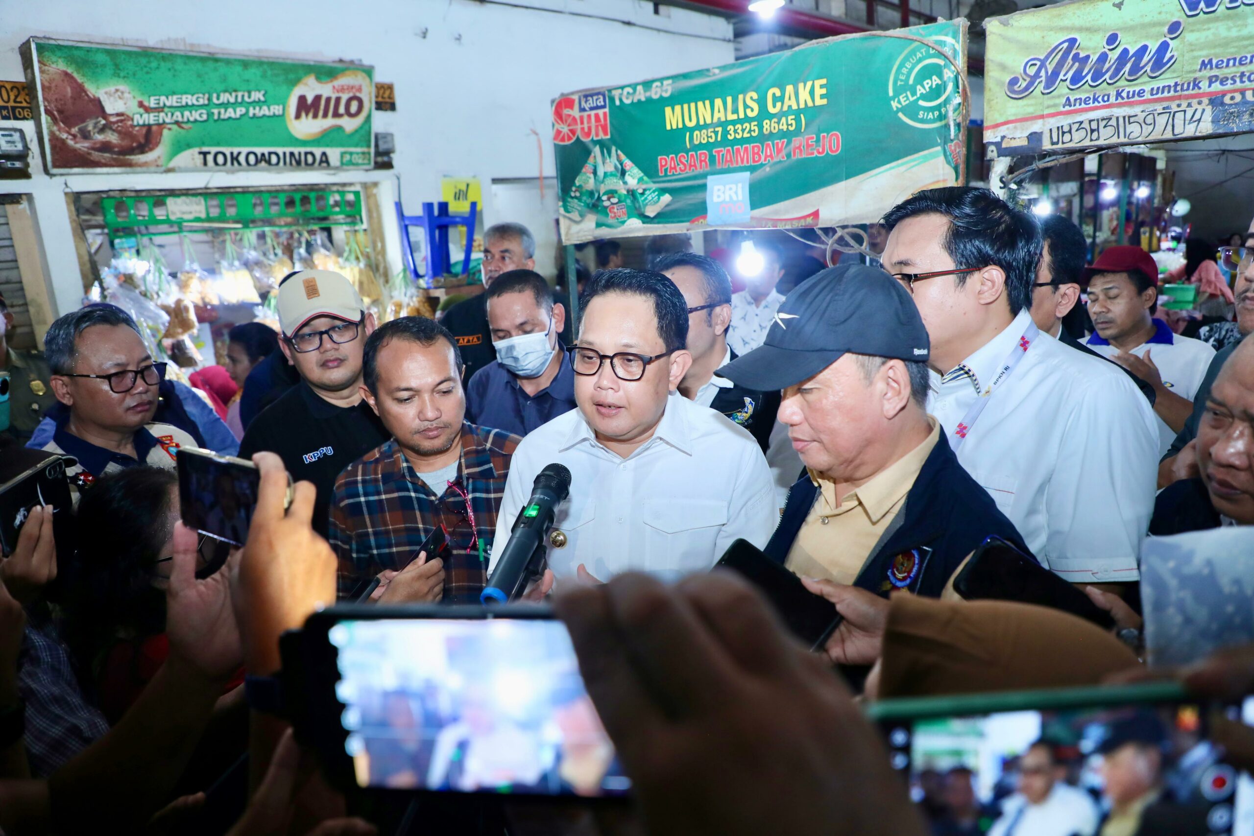 Adhy Karyono Pj Gubernur Jatim saat meninjau di Pasar Tambahrejo Surabaya, Sabtu (17/2/2024). Foto: Humas Pemprov Jatim