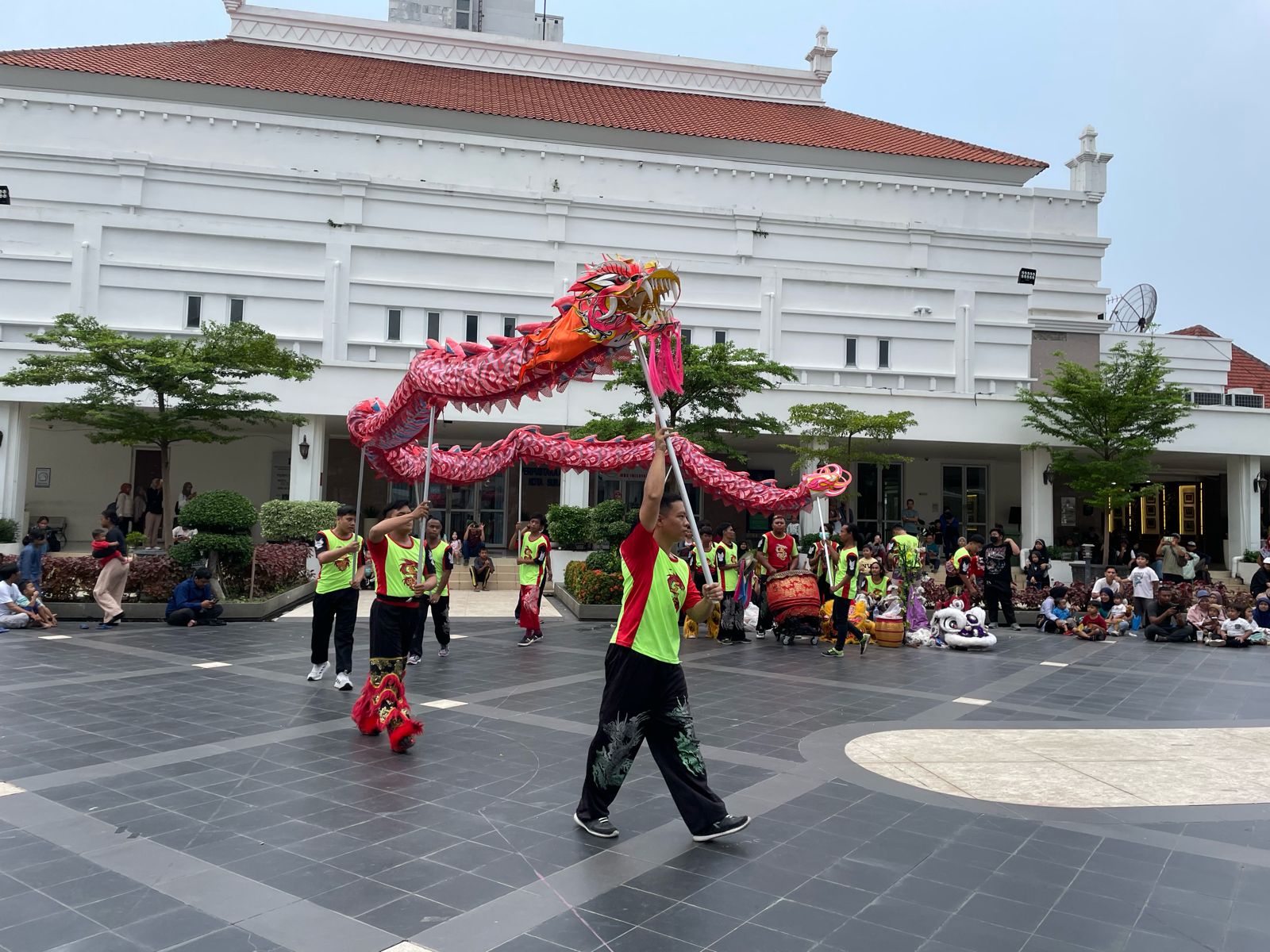 Pertunjukan liang liong yang dibawakan Sanggar Lima Naga dalam acara Tampilan Kesenian Ruang Publik di Alun-alun Kota Surabaya, Sabtu (17/2/2024). Foto: Firman Magang suarasurabaya.net