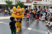 Momen anak kecil memberikan angpau pada Barongsai sesudah pertunjukan selesai di Alun-alun Kota Surabaya, Sabtu (17/2/2024). Foto: Firman Magang suarasurabaya.net