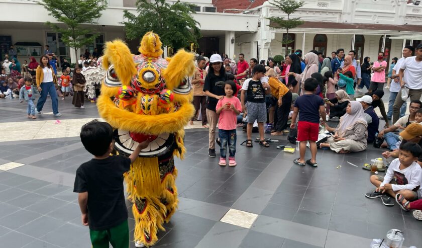 Momen anak kecil memberikan angpau pada Barongsai sesudah pertunjukan selesai di Alun-alun Kota Surabaya, Sabtu (17/2/2024). Foto: Firman Magang suarasurabaya.net