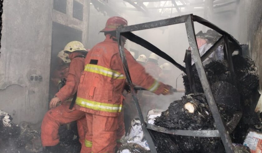Petugas berusaha memadamkan api yang membakar sebuah rumah di Jalan Ampel Rahmat, Surabaya pada Sabtu (17/2/2024) sore. Foto: Command Center 112 Surabaya