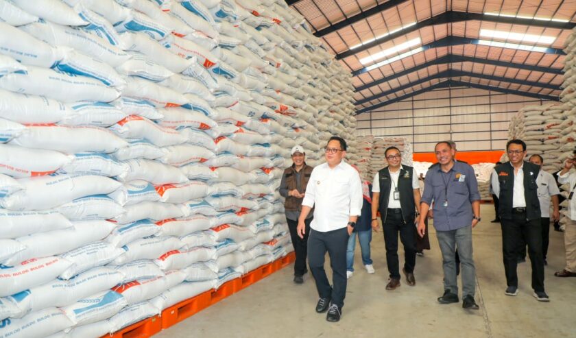 Adhy Karyono Penjabat (Pj) Gubernur Jawa Timur meninjau stok beras di Gudang Bulog Banjar Kemantren Buduran, Sidoarjo, Sabtu (17/2/2024). Foto: Pemprov Jatim
