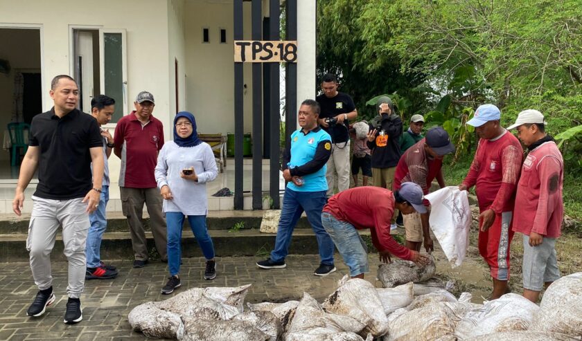 Eri Cahyadi Wali Kota Surabaya waktu meninjau lokasi luapan air di Pakal Madya Barat, Minggu (18/2/2024). Foto: Wildan suarasurabaya.net