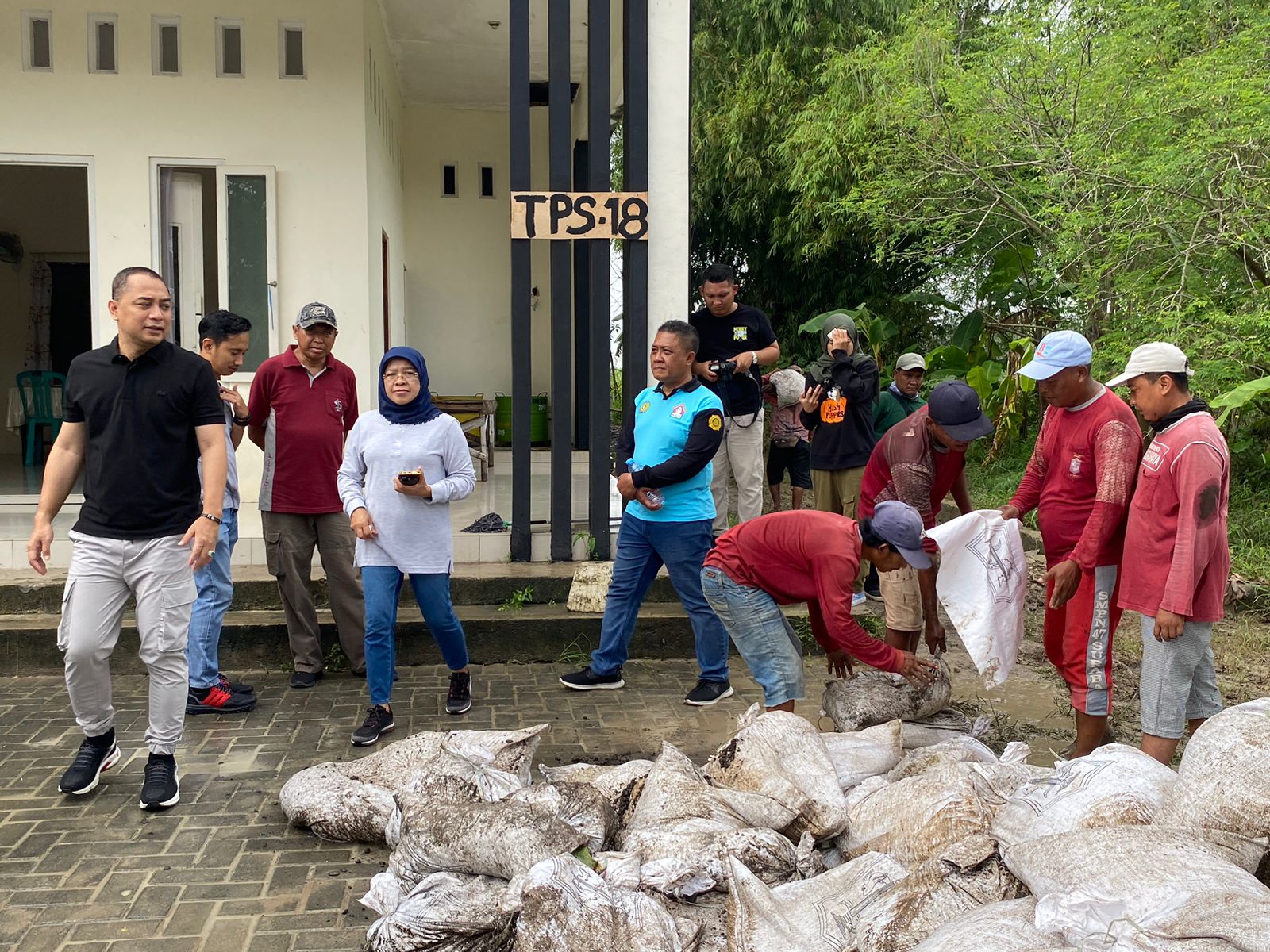 Eri Cahyadi Wali Kota Surabaya waktu meninjau lokasi luapan air di Pakal Madya Barat, Minggu (18/2/2024). Foto: Wildan suarasurabaya.net