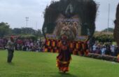 Penampilan Tari Dadak Merak dalam rangkaian pertunjukan Reog Ponorogo yang digelar di Tugu Pahlawan Surabaya, pada Minggu (18/2/2024). Foto: Azwa magang suarasurabaya.net