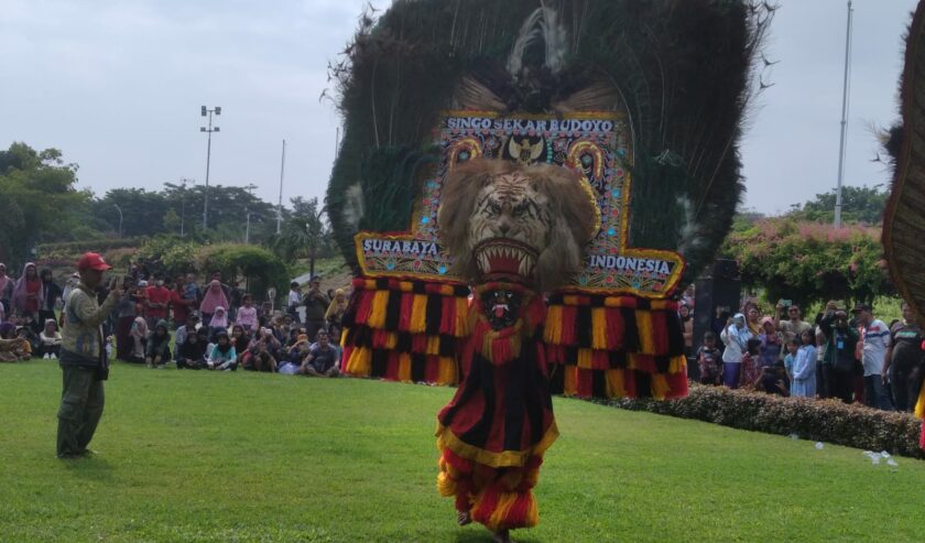 Penampilan Tari Dadak Merak dalam rangkaian pertunjukan Reog Ponorogo yang digelar di Tugu Pahlawan Surabaya, pada Minggu (18/2/2024). Foto: Azwa magang suarasurabaya.net