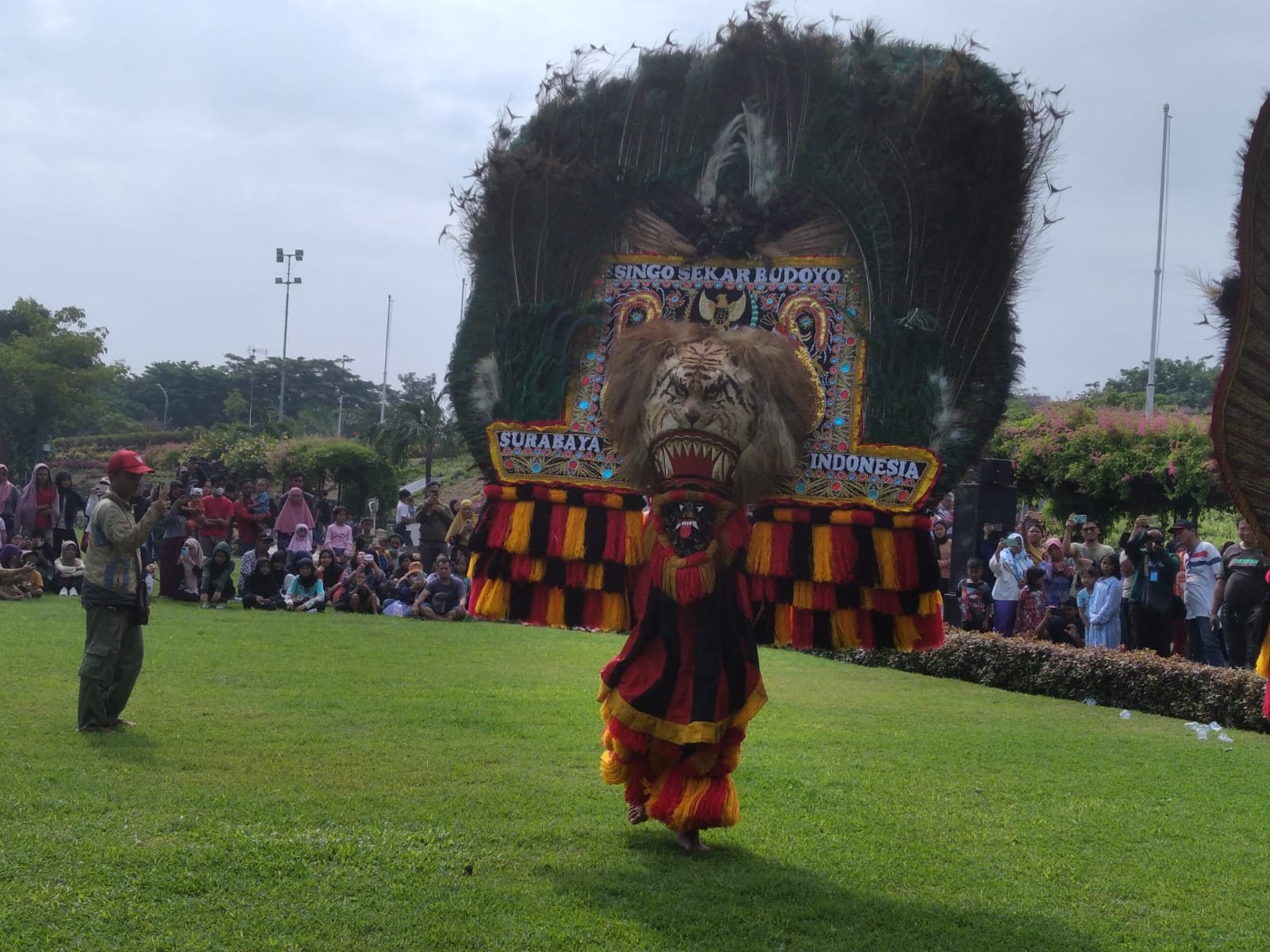 Penampilan Tari Dadak Merak dalam rangkaian pertunjukan Reog Ponorogo yang digelar di Tugu Pahlawan Surabaya, pada Minggu (18/2/2024). Foto: Azwa magang suarasurabaya.net