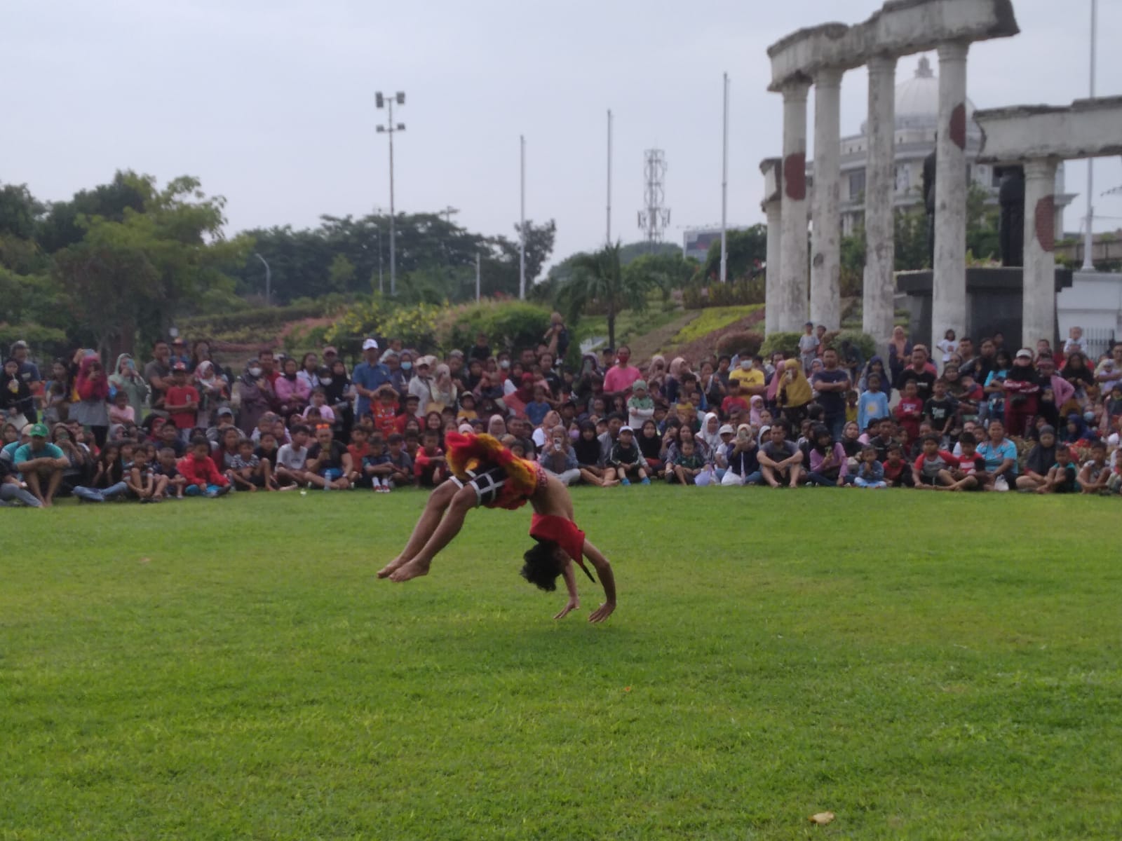 Penampilan Tari Warok dalam rangkaian pertunjukan Reog Ponorogo yang digelar di Tugu Pahlawan Surabaya, pada Minggu (18/2/2024). Foto: Azwa magang suarasurabaya.net