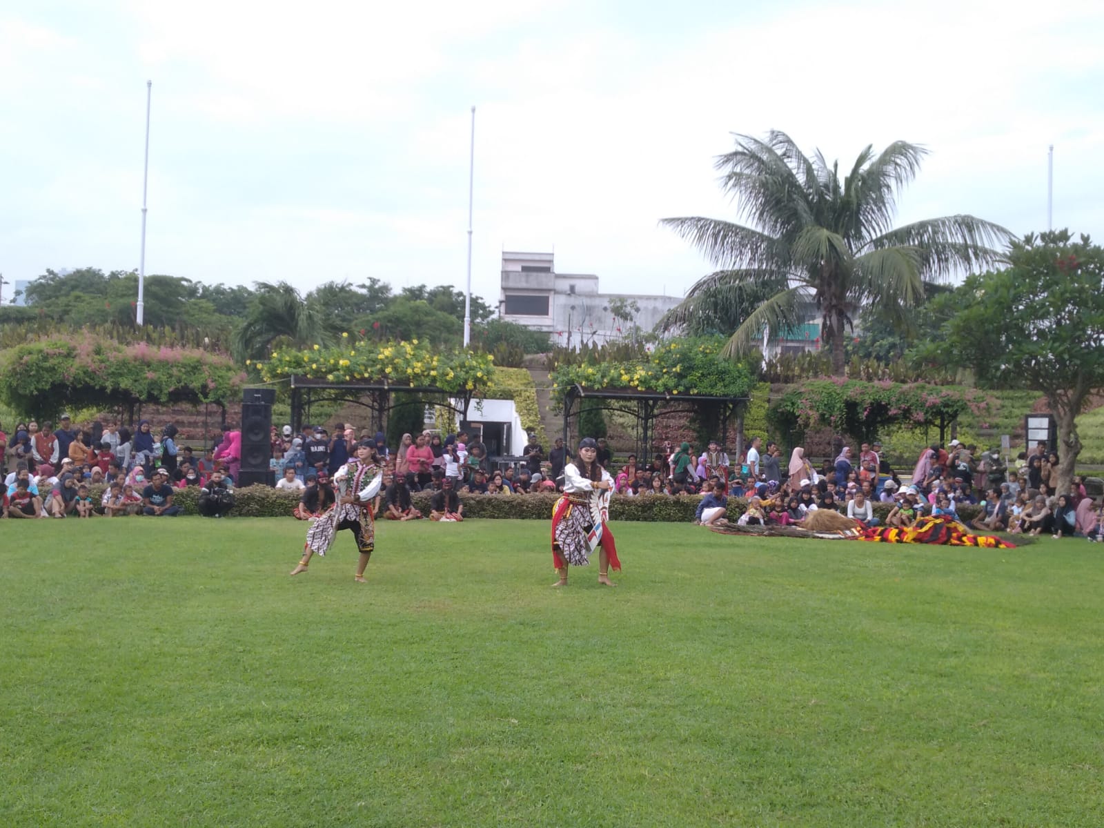 Penampilan Tari Jathil dalam rangkaian pertunjukan Reog Ponorogo yang digelar di Tugu Pahlawan Surabaya, pada Minggu (18/2/2024). Foto: Azwa magang suarasurabaya.net