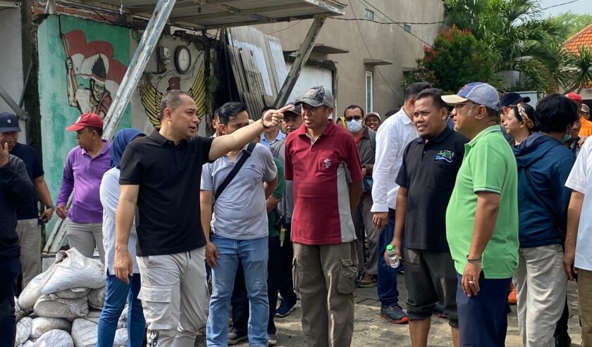 Eri Cahyadi Wali Kota Surabaya waktu meninjau lokasi terdampak banjir di Jalan Pakal Madya Barat, Minggu (18/2/2024). Foto: Wildan suarasurabaya.net