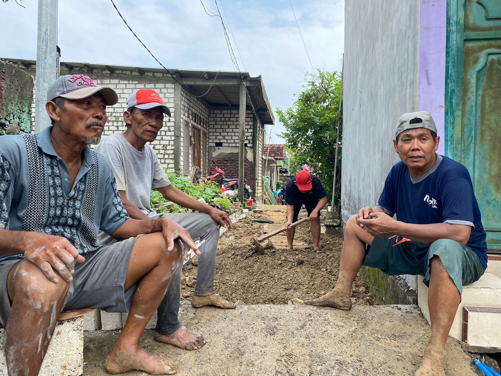 Warga Pakal Madya Barat saat ditemui usai membersihkan sisa-sisa banjir yang melanda wilayahnya, Minggu (18/2/2024). Foto: Wildan suarasurabaya.net