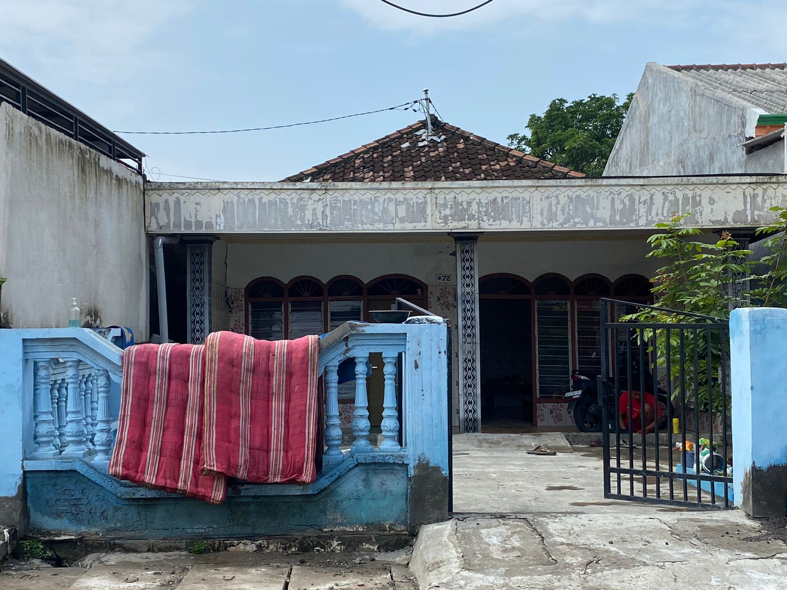 Dua kasur milik salah satu warga Pakal Madya Barat yang dijemur karena kebasahan akibat dilanda banjir malam kemarin, Minggu (18/2/2024). Foto: Wildan suarasurabaya.net