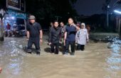 Eri Cahyadi Wali Kota Surabaya meninjau wilayah Surabaya Barat yang terendam banjir. Foto: Humas Pemkot Surabaya