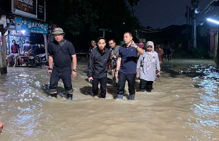 Eri Cahyadi Wali Kota Surabaya meninjau wilayah Surabaya Barat yang terendam banjir. Foto: Humas Pemkot Surabaya
