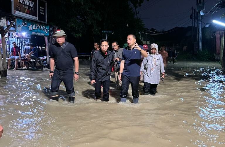 Eri Cahyadi Wali Kota Surabaya meninjau wilayah Surabaya Barat yang terendam banjir. Foto: Humas Pemkot Surabaya