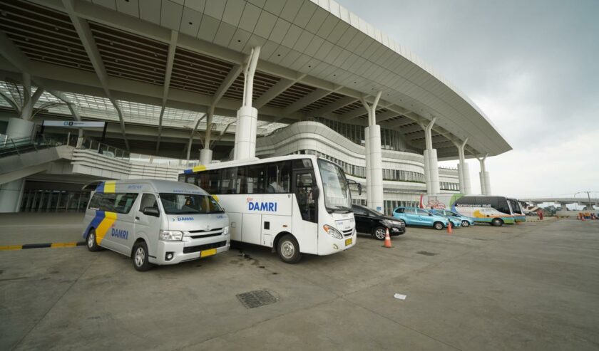 KCIC berkolaborasi dengan penyedia jasa angkutan umum untuk penumpang Kereta Cepat Whoosh di Stasiun Tegalluar. Foto: KCIC