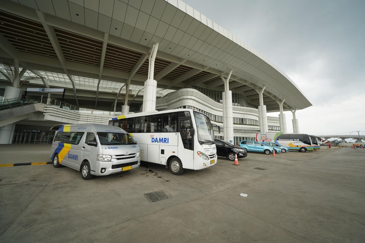 KCIC berkolaborasi dengan penyedia jasa angkutan umum untuk penumpang Kereta Cepat Whoosh di Stasiun Tegalluar. Foto: KCIC