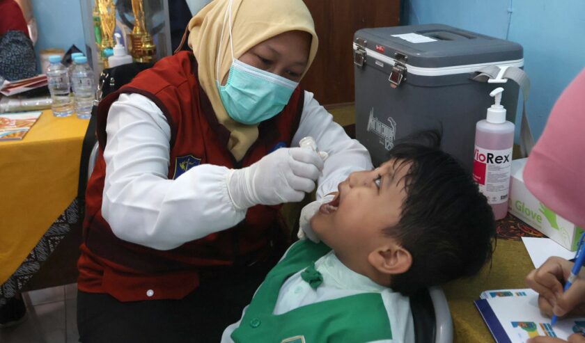 Nakes saat memberi imunisasi polio pada anak di Surabaya. Foto: Diskominfo Kota Surabaya
