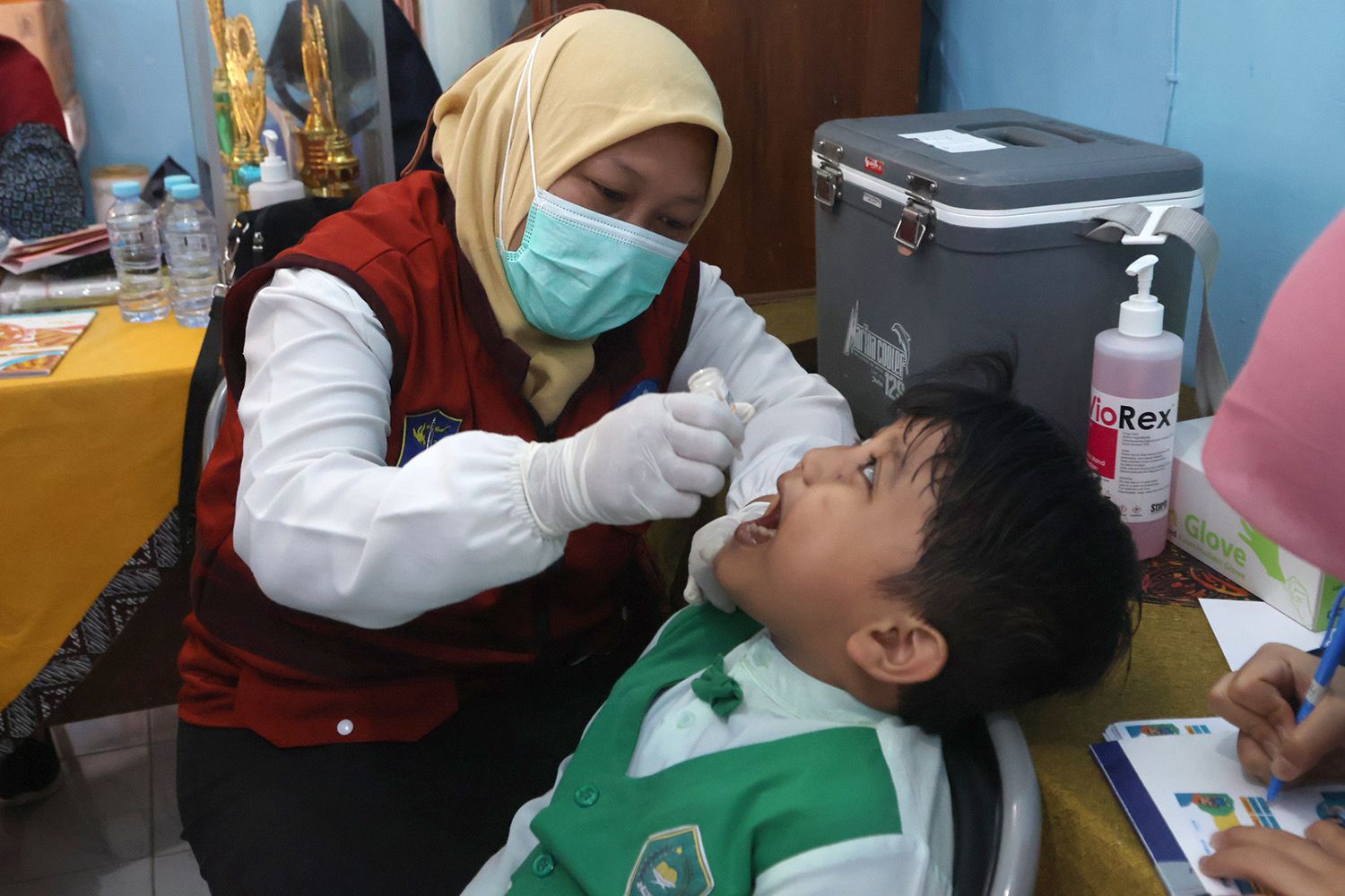 Nakes saat memberi imunisasi polio pada anak di Surabaya. Foto: Diskominfo Kota Surabaya