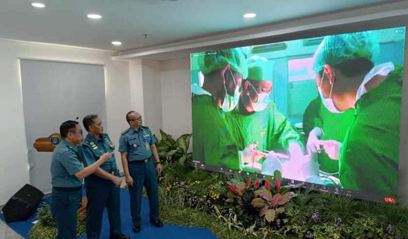 Rumah Sakit Pusat Angkatan Laut (RSPAL) dr. Ramelan Surabaya menjadi rumah sakit Tentara Nasional Indonesia (TNI) pertama yang melakukan operasi transplantasi ginjal, Selasa (20/2/2024). Foto: Risky suarasurabaya.net