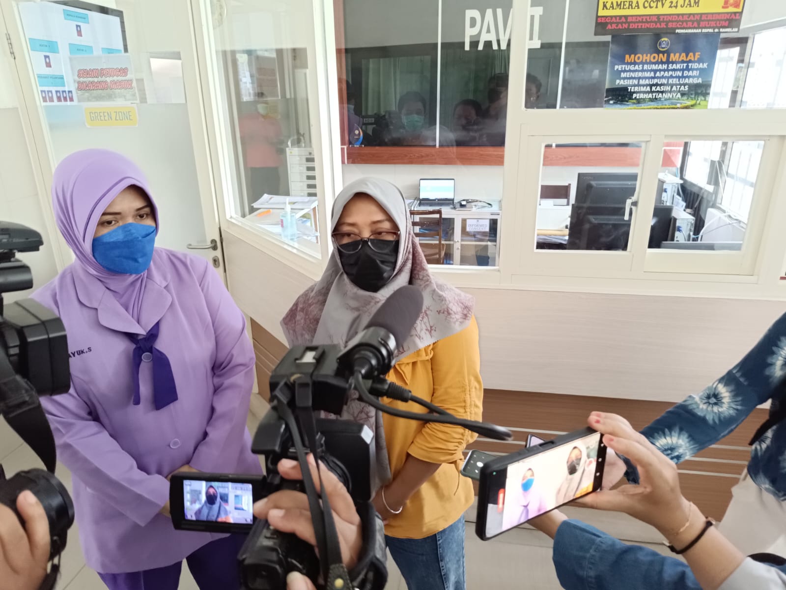 Rahayu Pamuji Wilujeng ibu dari pasien transplantasi ginjal pertama di RSPAL dr. Ramelan Surabaya, Selasa (20/2/2024). Foto: Risky suarasurabaya.net