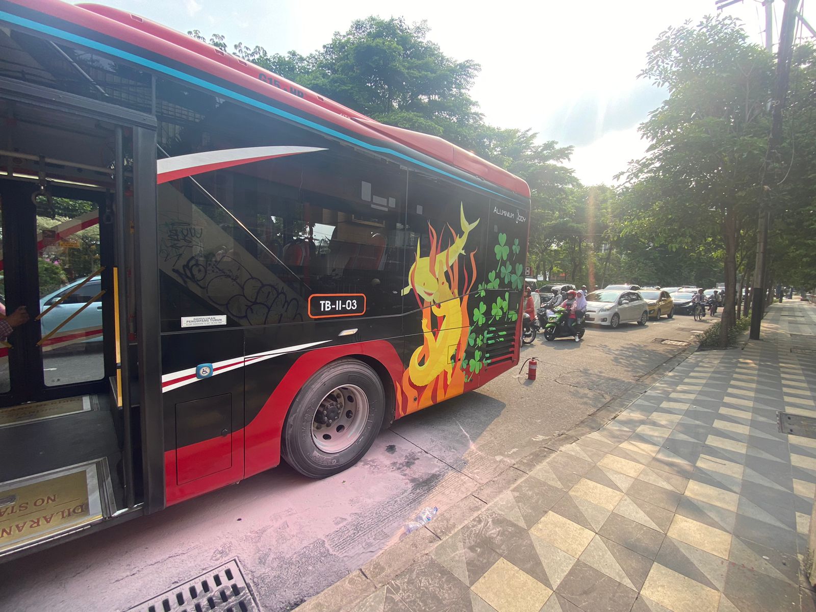 Ban bagian belakang Bus Trans Semanggi usai disemprot apar karena mengalami kendala di pengereman. Akibatnya terjadi kepadatan di Jalan Mayjend Sungkono arah Diponegoro, Selasa (20/2/2024). Foto: Wildan suarasurabaya.net