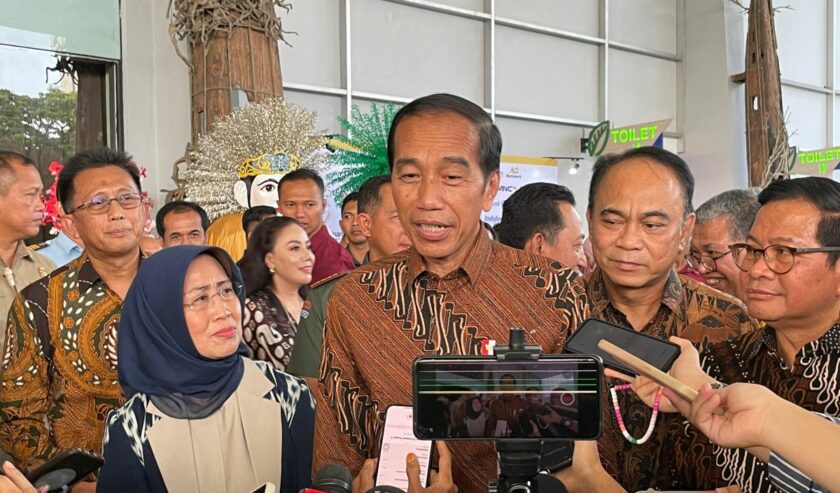 Joko Widodo Presiden memberikan keterangan kepada wartawan usai menghadiri acara Puncak Peringatan Hari Pers Nasional 2024, di kawasan Ancol, Jakarta, Selasa (20/2/2024). Foto : Antara