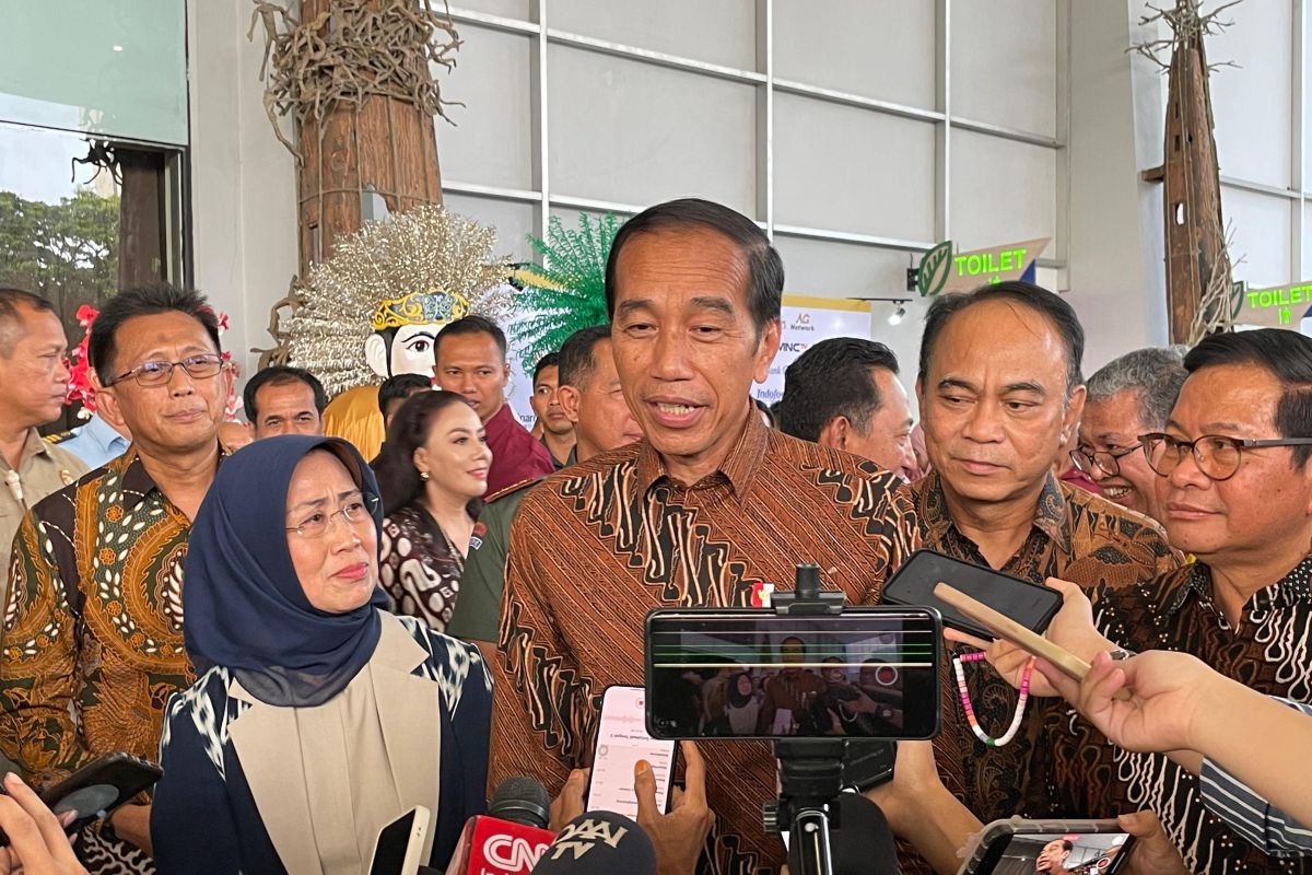 Joko Widodo Presiden memberikan keterangan kepada wartawan usai menghadiri acara Puncak Peringatan Hari Pers Nasional 2024, di kawasan Ancol, Jakarta, Selasa (20/2/2024). Foto : Antara