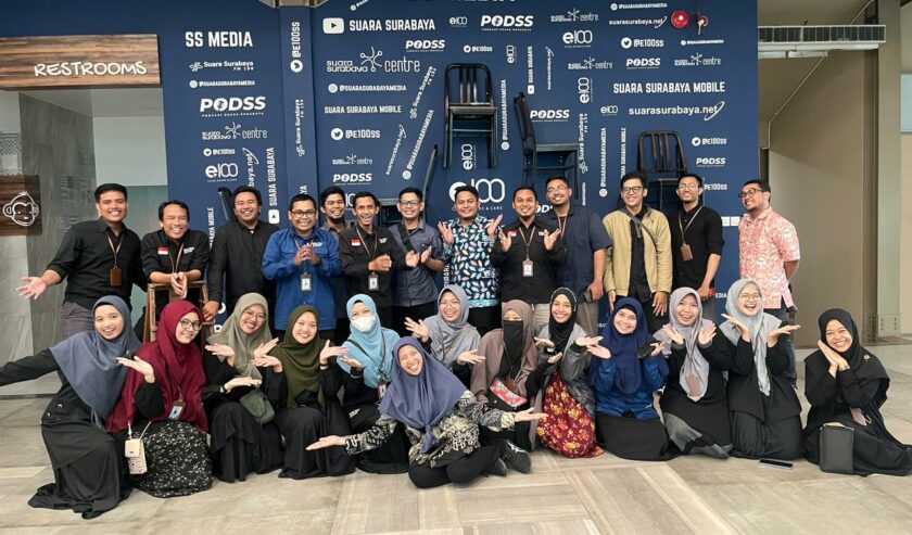 Tim dari Yayasan Dana Sosial Al-Falah (YDSF) usai melakukan Rakornas saat berkunjung ke Suara Surabaya Media, Selasa (20/2/2024). Foto: Silsya Magang Suarasurabaya.net