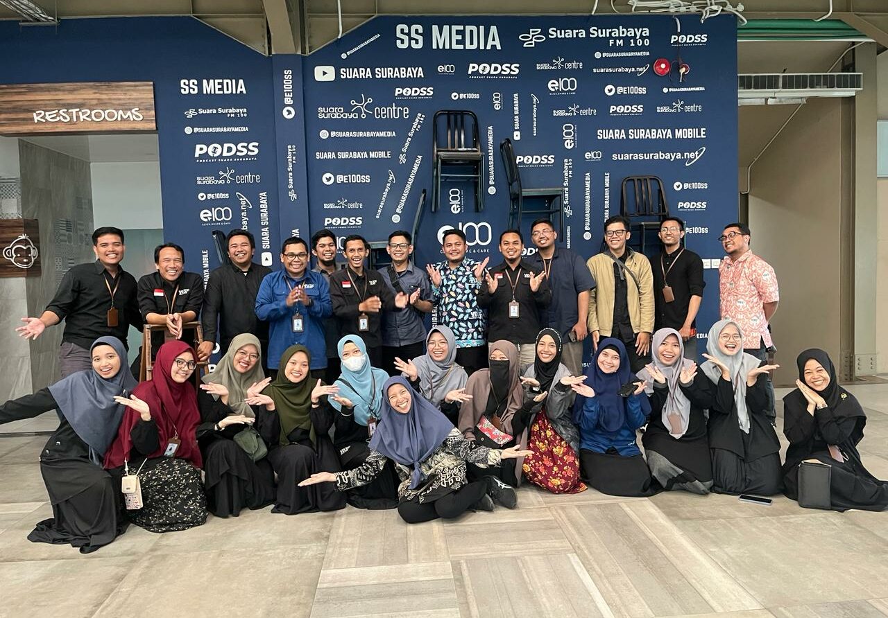 Tim dari Yayasan Dana Sosial Al-Falah (YDSF) usai melakukan Rakornas saat berkunjung ke Suara Surabaya Media, Selasa (20/2/2024). Foto: Silsya Magang Suarasurabaya.net