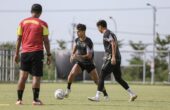 Bruno Moreira pemain Persebaya saat berada dalam sesi latihan Persebaya di Lapangan ABC Gelora Bung Tomo (GBT) Surabaya, Selasa (20/2/2024). Foto: Persebaya