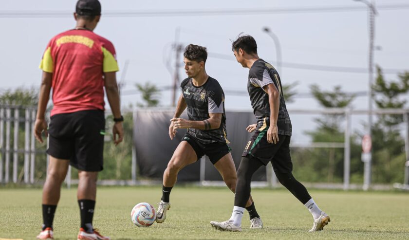 Bruno Moreira pemain Persebaya saat berada dalam sesi latihan Persebaya di Lapangan ABC Gelora Bung Tomo (GBT) Surabaya, Selasa (20/2/2024). Foto: Persebaya