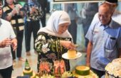 Khofifah Indar Parawansa Mantan Gubernur Jatim periode 2019-2024 waktu menghadiri undangan tasyakuran HUT SPSI ke-51 dan Gasper ke-8 di Kabupaten Sidoarjo, Selasa (20/2/2024). Foto: Istimewa.