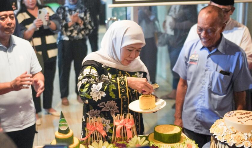 Khofifah Indar Parawansa Mantan Gubernur Jatim periode 2019-2024 waktu menghadiri undangan tasyakuran HUT SPSI ke-51 dan Gasper ke-8 di Kabupaten Sidoarjo, Selasa (20/2/2024). Foto: Istimewa.