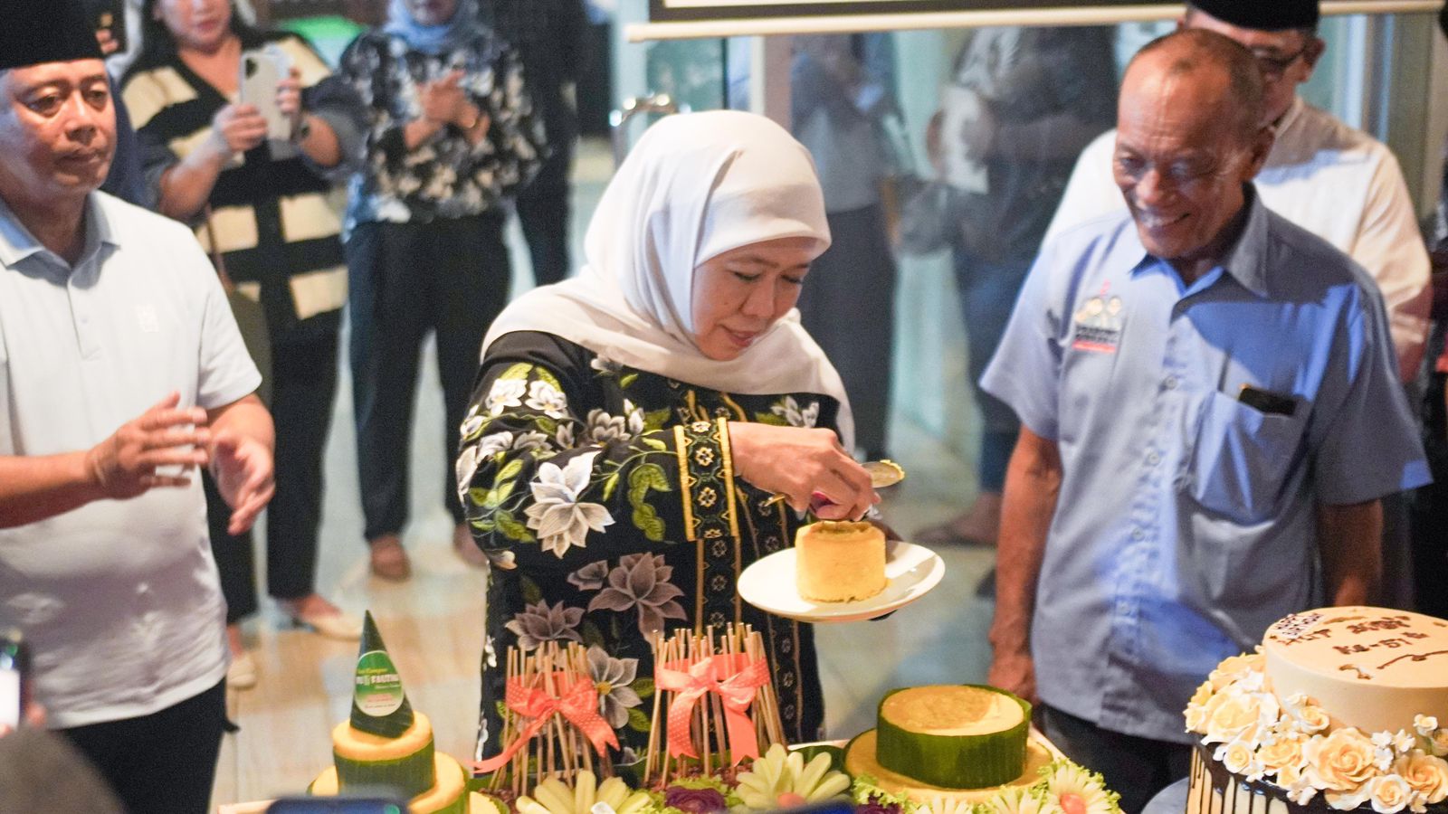 Khofifah Indar Parawansa Mantan Gubernur Jatim periode 2019-2024 waktu menghadiri undangan tasyakuran HUT SPSI ke-51 dan Gasper ke-8 di Kabupaten Sidoarjo, Selasa (20/2/2024). Foto: Istimewa.