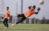 Andhika Ramadhani Kiper Persebaya saat berlatih di Lapangan ABC Gelora Bung Tomo (GBT) Surabaya, pada Selasa (20/2/2024). Foto: Persebaya