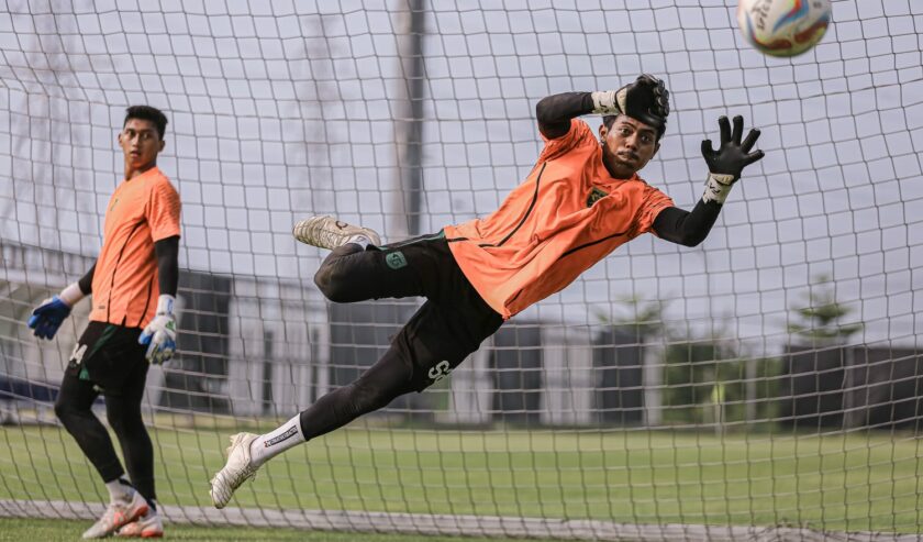 Andhika Ramadhani Kiper Persebaya saat berlatih di Lapangan ABC Gelora Bung Tomo (GBT) Surabaya, pada Selasa (20/2/2024). Foto: Persebaya